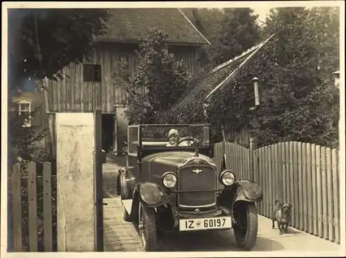 Foto Frau in einem Automobil, IZ 60197, Opel