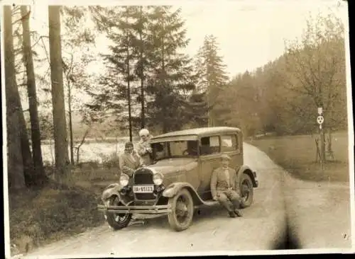 Foto Personen an einem Automobil, Ford, 1929