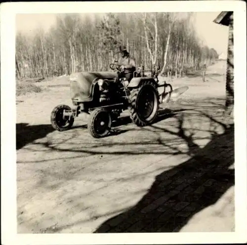 Foto Mann auf einem Trecker, Traktor, 1963