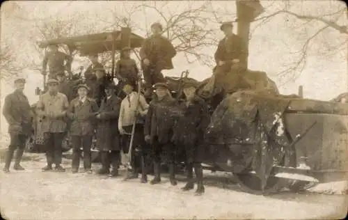 Foto Ak Arbeiter mit einer Maschine, Straßenbau ?