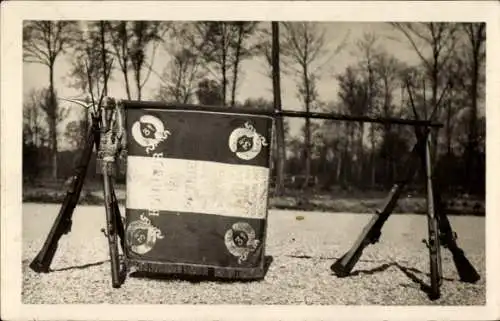 Foto Ak Französische Standarte, Gewehre