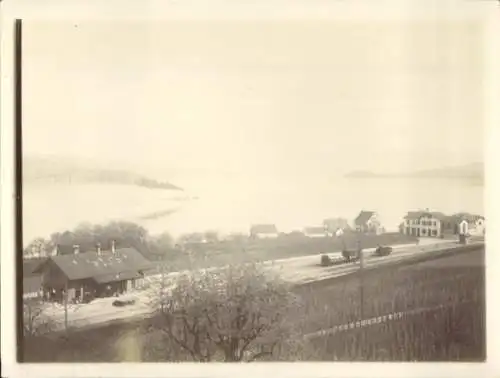 Foto Ak Schweiz, Ort am Zürichsee, Eisenbahnanlagen, Dampfschiff auf dem See