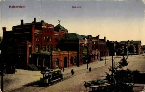 Ak Halberstadt am Harz, Bahnhof, Straßenansicht, Straßenbahn