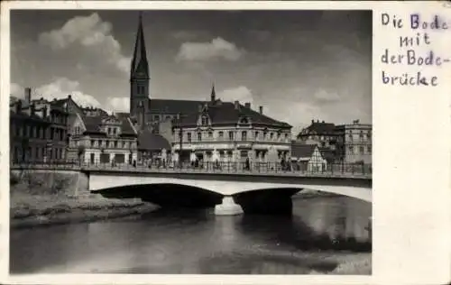 Foto Ak Staßfurt im Salzlandkreis, Teilansicht, Bode, Bodebrücke, Kirche