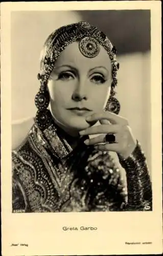 Ak Schauspielerin Greta Garbo, Portrait, Schmuck