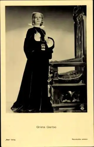 Ak Schauspielerin Greta Garbo, Standportrait