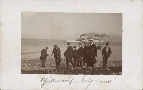 Foto Ak Nordseeinsel Helgoland, Männer am Ufer, Dampfer