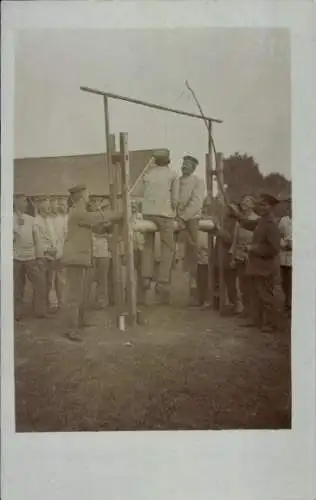 Foto Ak Deutsche Soldaten in Uniformen, Wettbewerb, Holzbalken, Turnen, Soldatenleben