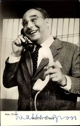 Ak Schauspieler Walter Gross, Portrait mit Telefon, Autogramm