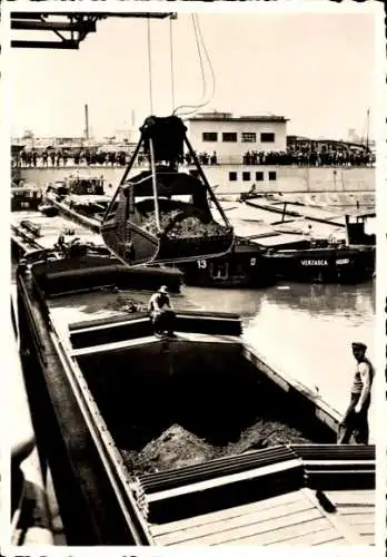 Ak Kleinhüningen Basel Stadt Schweiz, Hafenbecken, Lastkähne auf dem Rhein, Kohlen-Umschlag