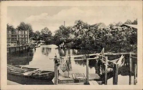 Ak Rostock in Mecklenburg, Wasserpartie am Mühlentor, Fischerboote, Netze