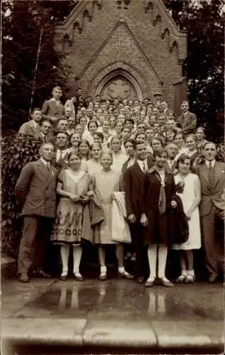 Foto Ak Kadyny Cadinen Ostpreußen, Gruppenbild vor der Schlosskapelle, junge Männer und Frauen 1930