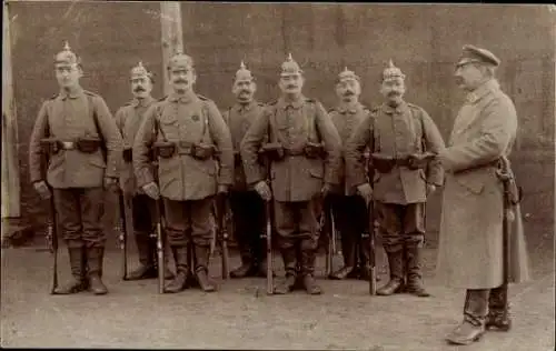 Foto Ak Deutsche Soldaten in Uniformen, Gruppenaufnahme