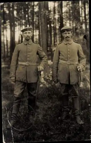 Foto Ak Antwerpen Anvers Flandern, Zwei Deutsche Soldaten in Uniformen, Feld-Artillerie, I WK