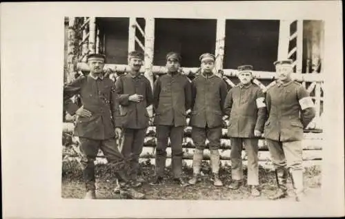 Foto Ak Deutsche Soldaten in Uniformen, Gruppenbild, Kaiserzeit, 1918