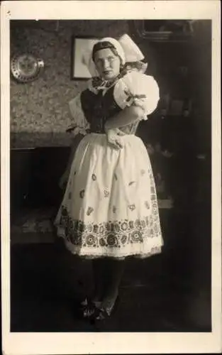 Foto Ak Junge Frau in tschechischer Volkstracht, Portrait