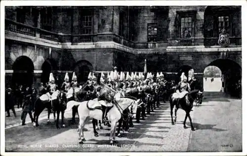 Ak City of Westminster London England, Royal Horse Guards, Wachablösung, Whitehall