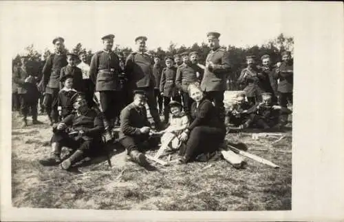 Foto Ak Radeburg in Sachsen, Soldaten in Uniform, Abkochen, Kinder, Frau