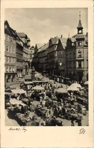 Ak Marburg an der Lahn, Marktplatz am Markttag, Stände, Sonnenschirme