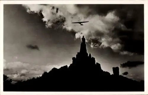 Ak Gersfeld in der Rhön in Hessen, Wasserkuppe, Abendstimmung am Fliegerdenkmal