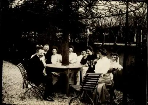 Foto Gruppenaufnahme von Männern und Frauen in einem Garten
