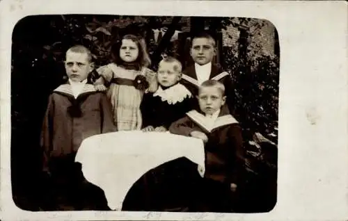 Foto Ak Fünf Kinder in einem Garten, Portrait