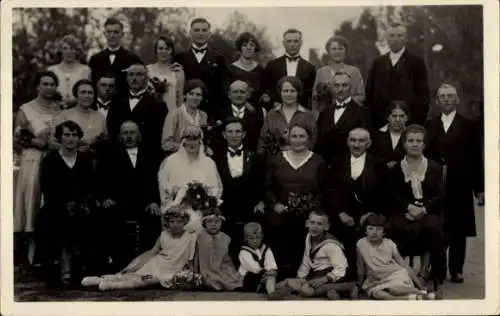 Foto Ak Gruppenaufnahme, Hochzeit, Brautpaar, Hochzeitsgesellschaft