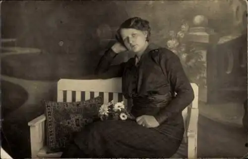 Foto Ak Portrait einer Frau mit Blumen in der Hand