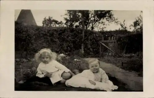 Foto Ak Mädchen und Baby in einem Garten, Portrait