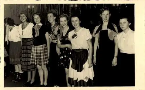 Foto Ak Frauen in Faschingskostümen, Karneval 1953