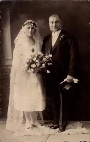 Foto Ak Mann im Frack, Frau im Hochzeitskleid, Brautpaar, Portrait 1926