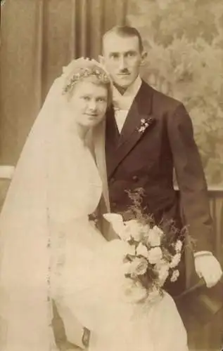 Foto Ak Brautpaar, Hochzeit, Mann im Anzug, Portrait