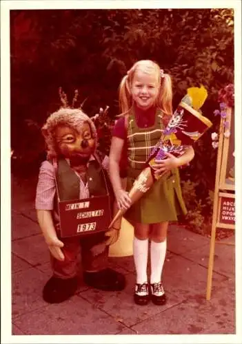 Foto Mädchen mit Zuckertüte, Einschulung 1973, große Mecki Figur
