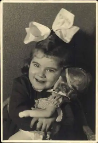 Foto Mädchen mit großer Haarschleife und Puppe im Arm, Portrait
