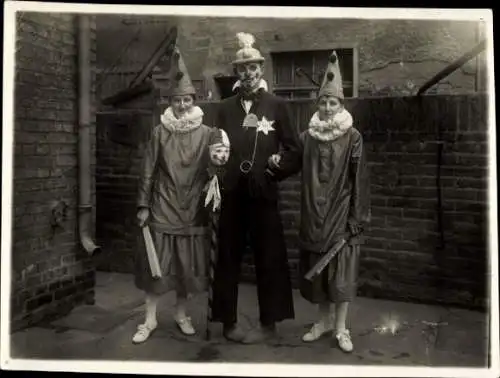 Foto Mann und zwei Frauen in Clownskostümen, Fastnacht 1922, Karneval, Portrait
