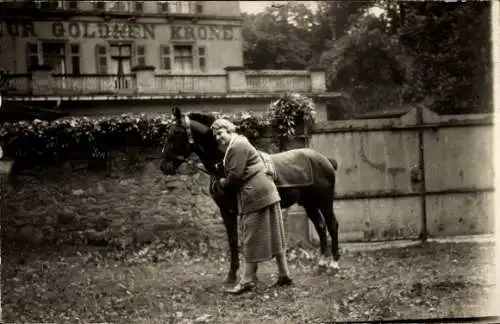Foto Ak Jugenheim an der Bergstraße Hessen, Zur goldnen Krone, Frau, Pferd, Mai 1926