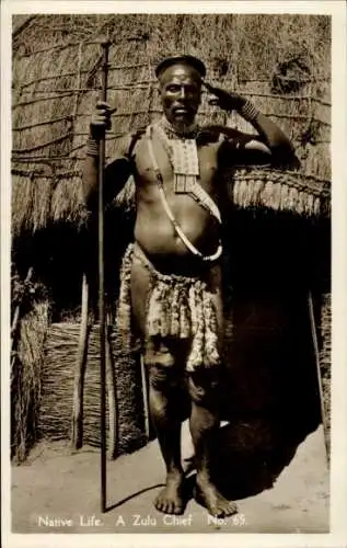 Ak Südafrika, Zulu-Häuptling vor einer Hütte