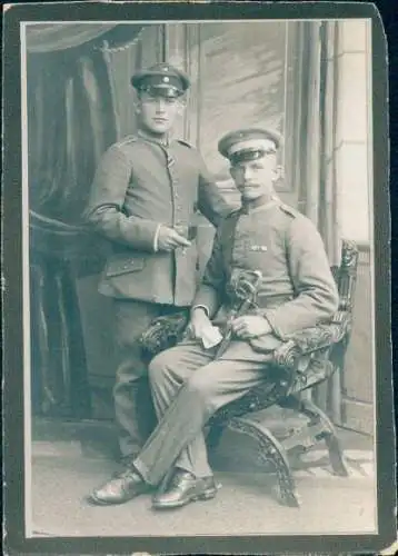 Foto Zwei deutsche Soldaten in Uniform, Portrait, Zigarette