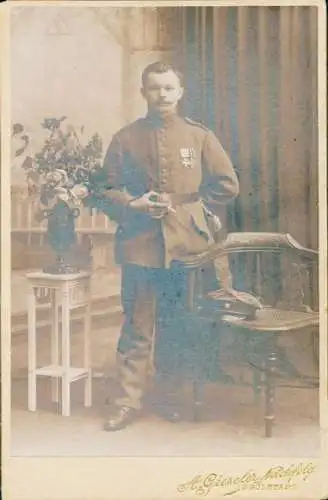 CdV Ingolstadt, Deutscher Soldat in Uniform, Standportrait, Eisernes Kreuz, Zigarette