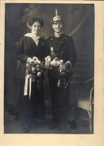 Kabinett Foto Deutscher Soldat in Uniform, Pickelhaube, Standportrait mit Frau