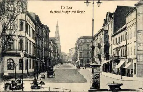 Ak Racibórz Ratibor Schlesien, Bahnhofstraße mit Kirche, Litfaßsäule