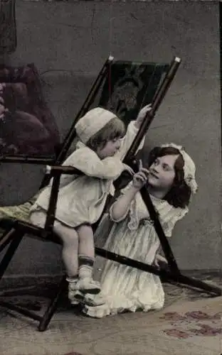 Ak Junge und Mädchen mit einem Liegestuhl