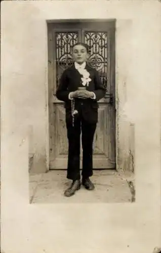 Foto Ak Junge mit Rosenkranz, Portrait