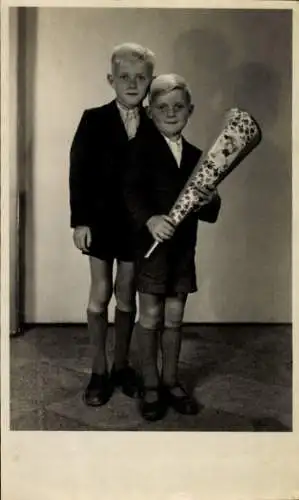 Foto Ak Glückwunsch Einschulung, Zwei Jungen mit Zuckertüte, Portrait