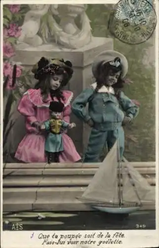 Ak Junge und Mädchen, Puppe in russischer Tracht, Modellboot