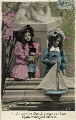 Ak Junge und Mädchen, Puppe in russischer Tracht, Modellboot
