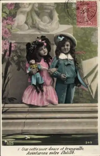 Ak Junge und Mädchen, Puppe in russischer Tracht, Modellboot