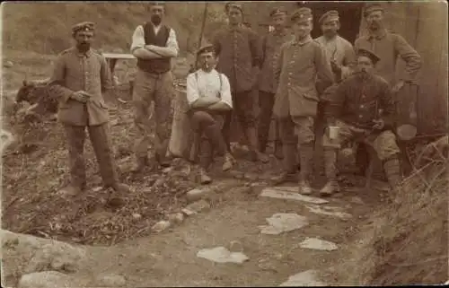 Foto Ak Deutsche Soldaten in Uniform, Gruppenbild, Zigaretten