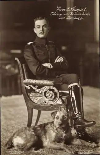 Ak Herzog Ernst August von Braunschweig, Sitzportrait, Uniform, Hund, Liersch 7004