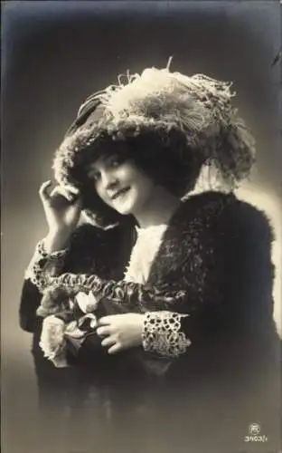 Ak Portrait einer Frau im Pelzmantel mit Hut